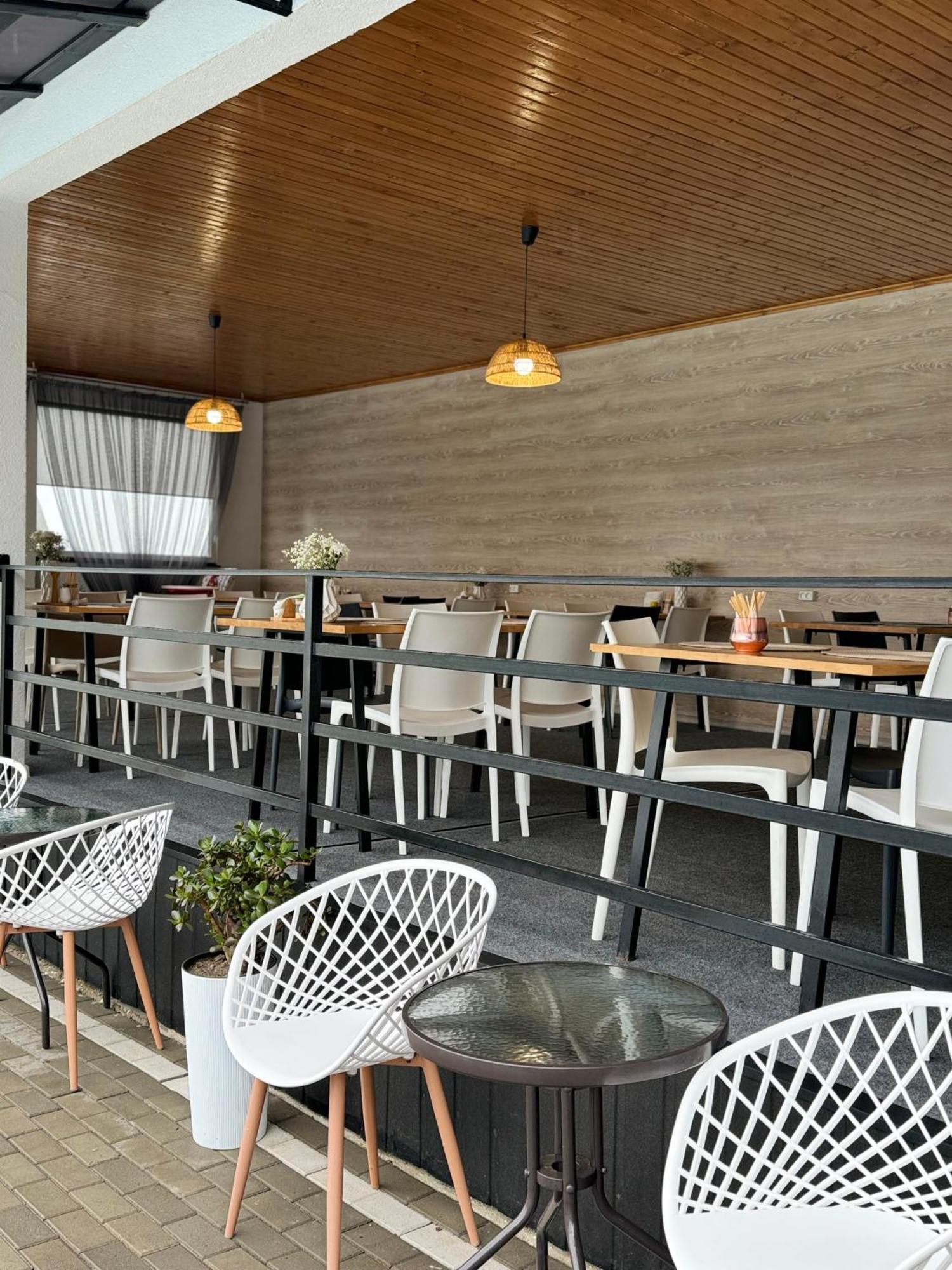Modern House Hotel Solotvyno Bagian luar foto