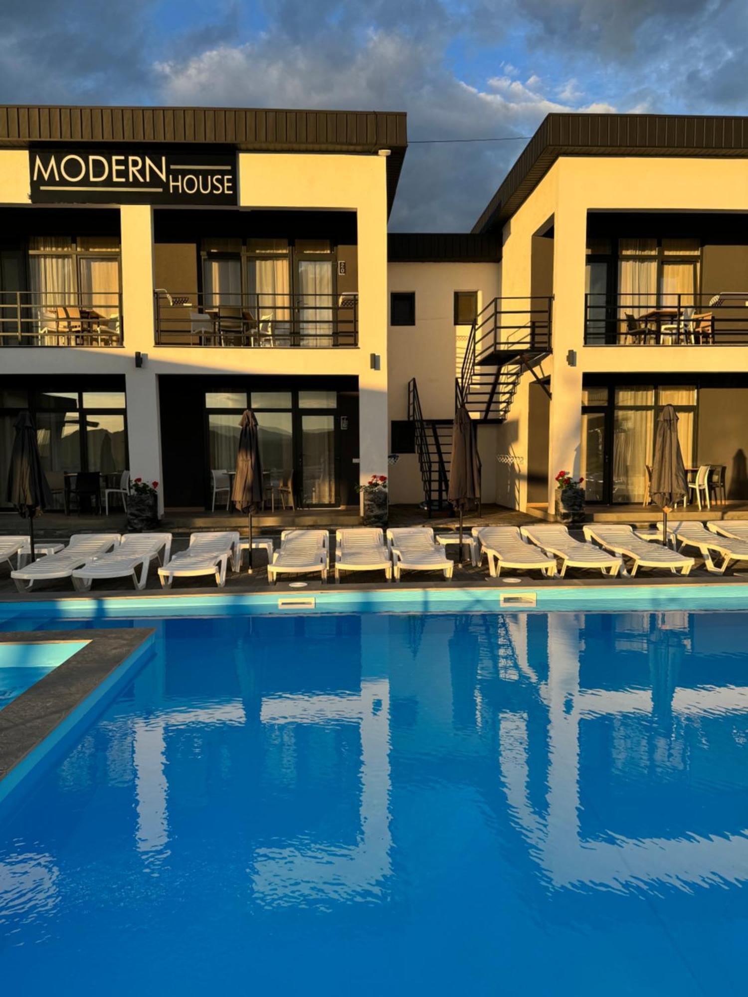 Modern House Hotel Solotvyno Bagian luar foto