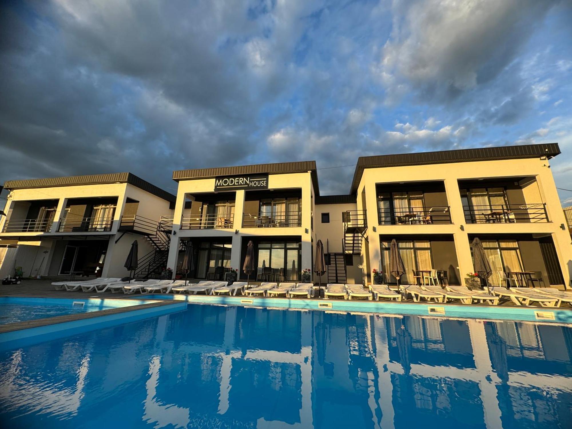 Modern House Hotel Solotvyno Bagian luar foto
