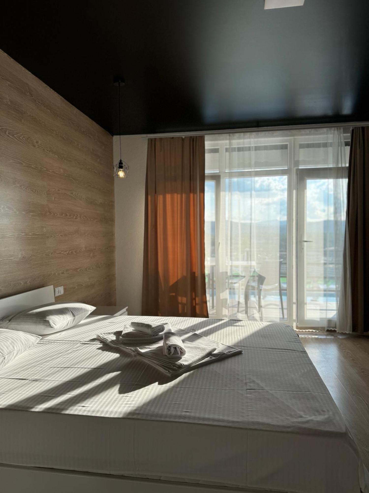 Modern House Hotel Solotvyno Bagian luar foto